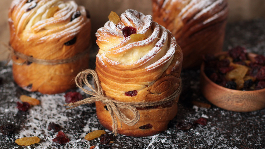 Try this scrumptious cruffin kulich packed with a mix of raisins and dried forest berries. 