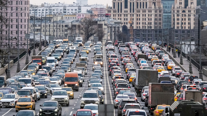 Аутомобили се полако крећу преко моста у центру Москве, 6. март 2020. године