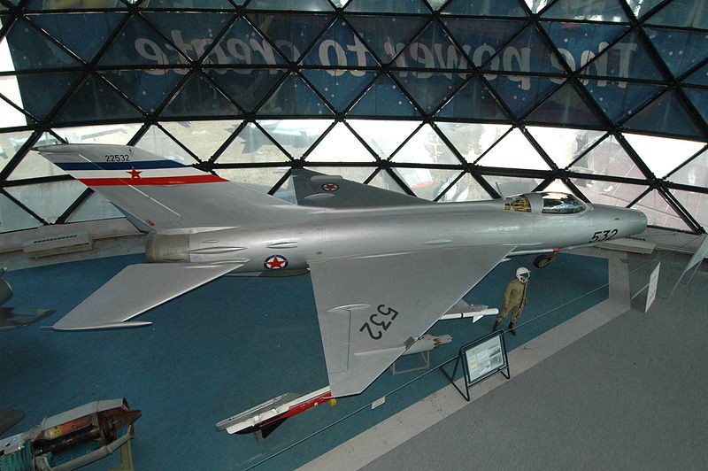 MiG-21 F-13 expuesto en el Museo de la Aviación de Belgrado (Serbia)