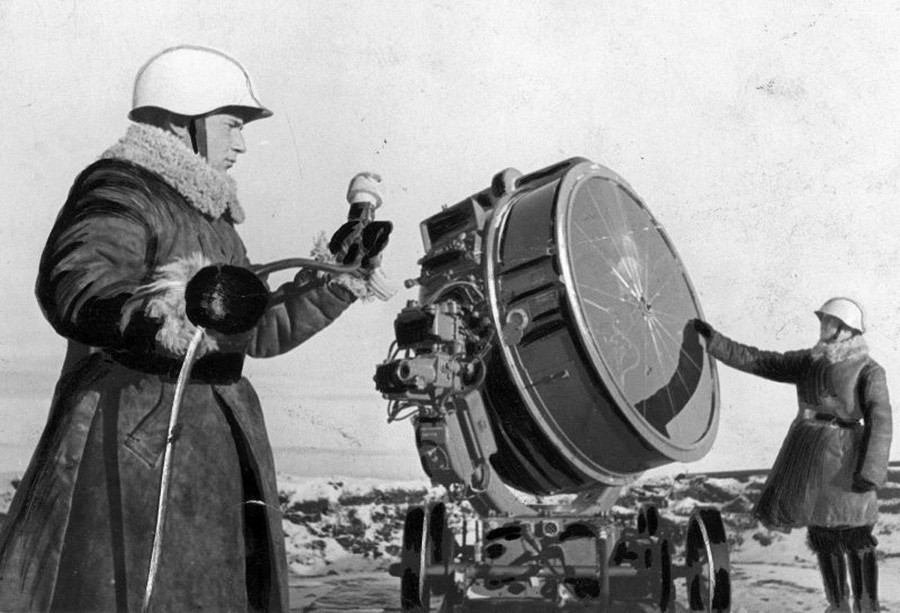 Marins de la batterie de canons antiaériens de la flotte du Nord, G. Troïan et Ia. Ladkine, se préparant pour le service de nuit, 1941