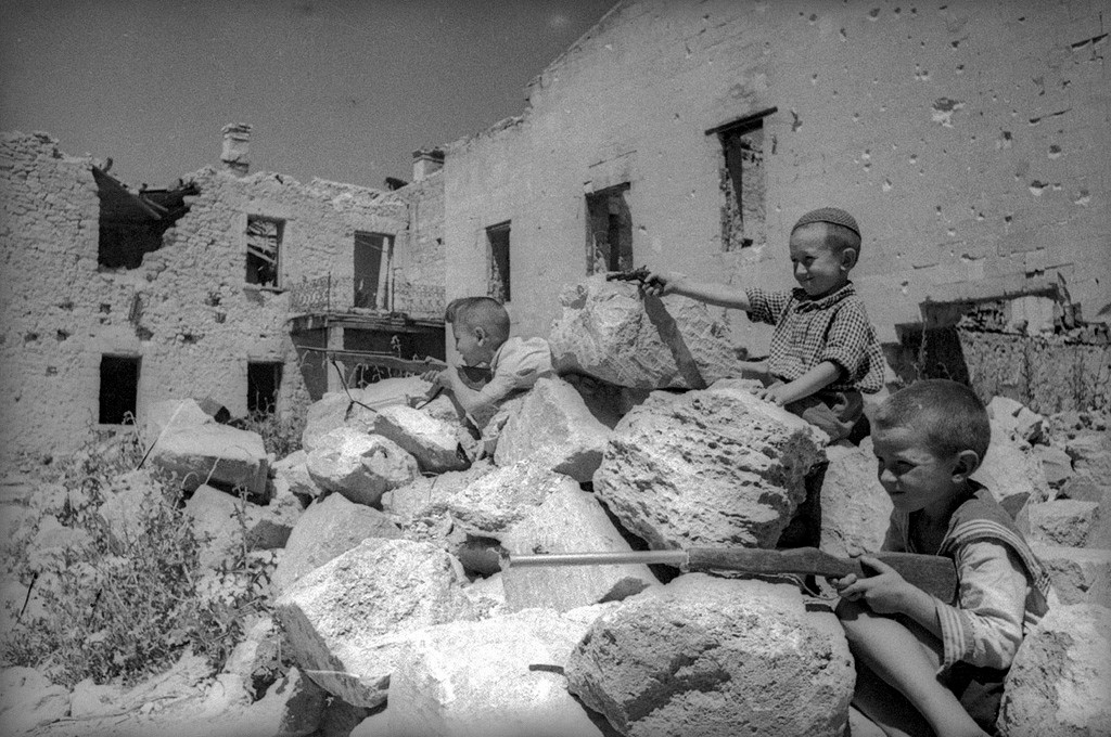 Des enfants jouent à la guerre. Crimée, 1944
