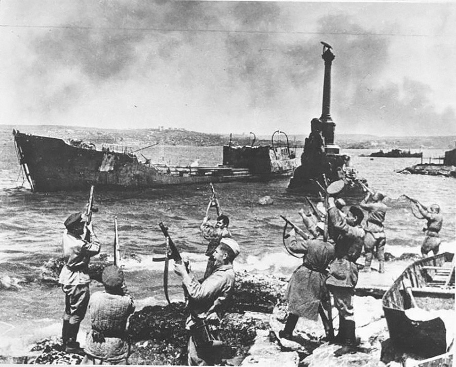 Feu d’artifice dans la ville libérée de Sébastopol, Crimée, 1944