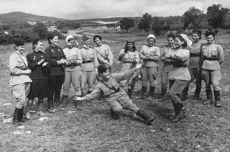 Dans les moments de repos. Pilotes du 46e régiment d'aviation féminine de la division de Taman, 1943. Novorossiïsk, Sud de la Russie