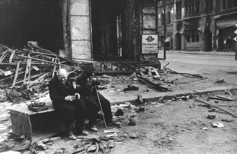 « Pourquoi la guerre ? ». Un aveugle avec un guide à Berlin, 1945