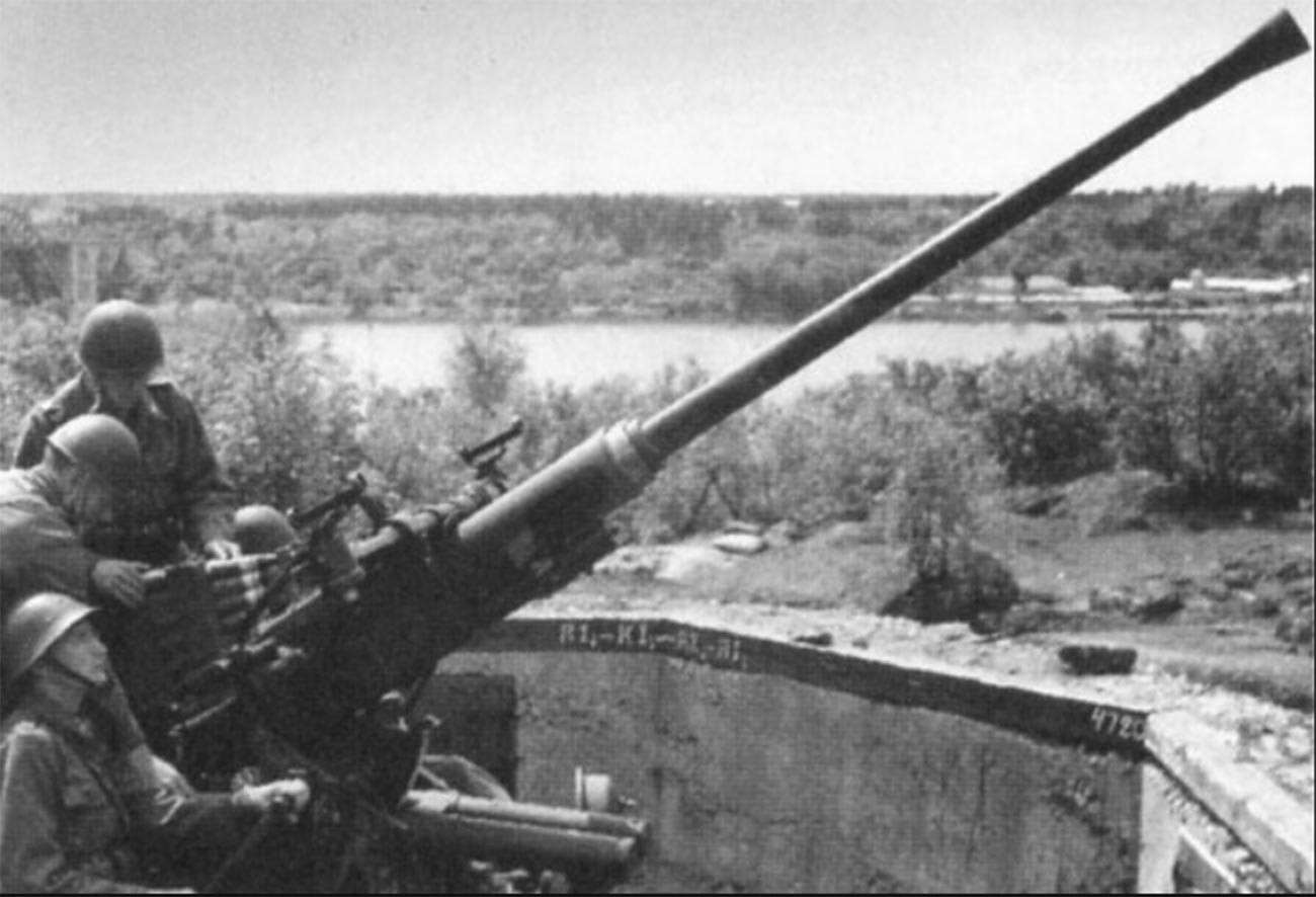 Tantolundenska protuavionska baterija u Stockholmu s protuavionskim topom M/36 kalibra 40 mm. 