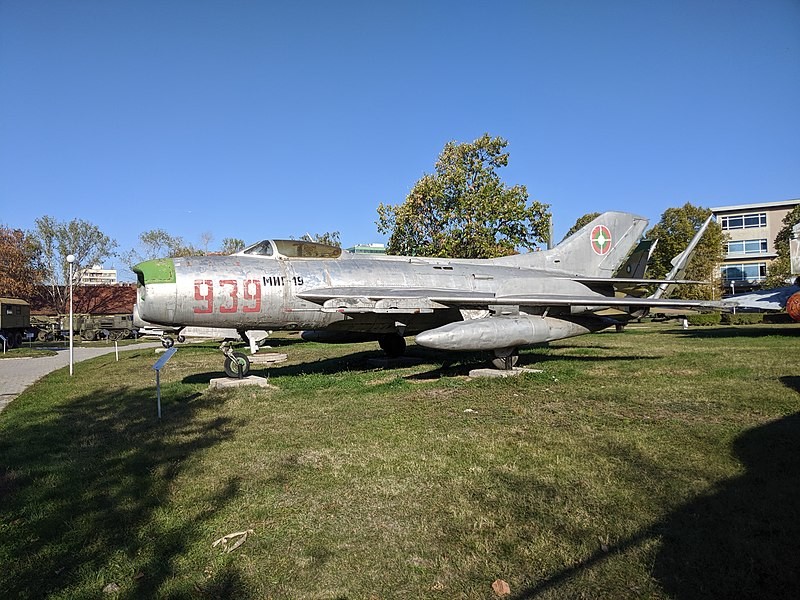 MiG-19PM con escarapelas búlgaras en el Museo de Historia Militar de Sofía, Bulgaria