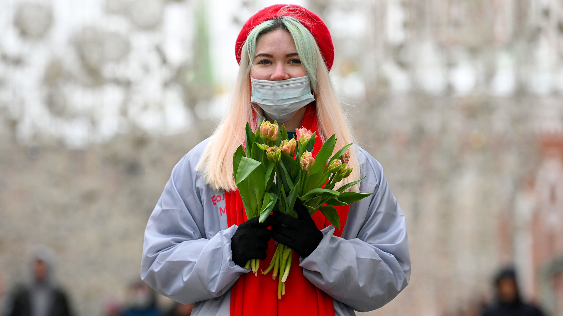 Праздник женщин в россии. Женщина с тюльпанами.