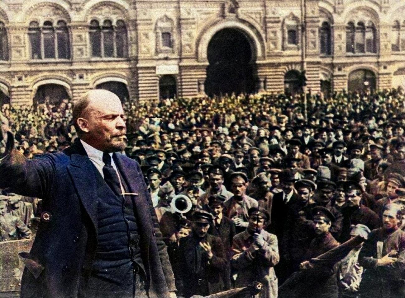 Vladimir Lenin parla alla folla a Mosca
