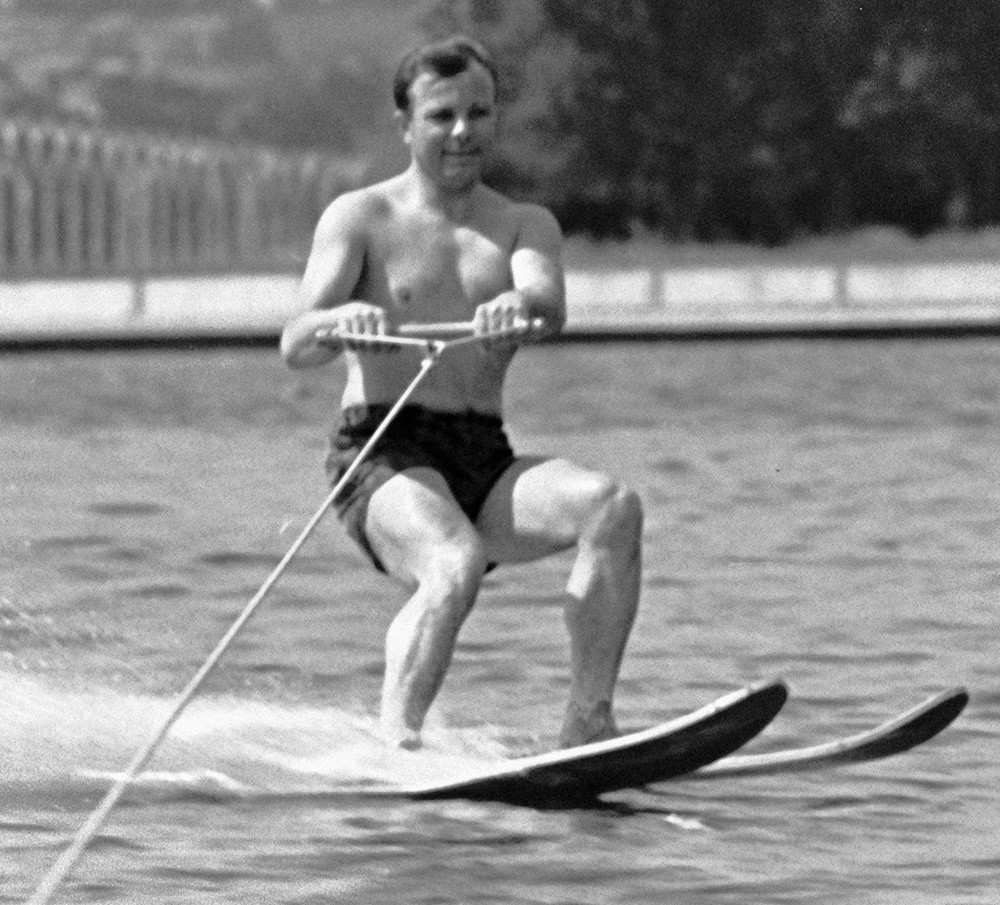 休日に水上スキーを楽しむガガーリン、1965年