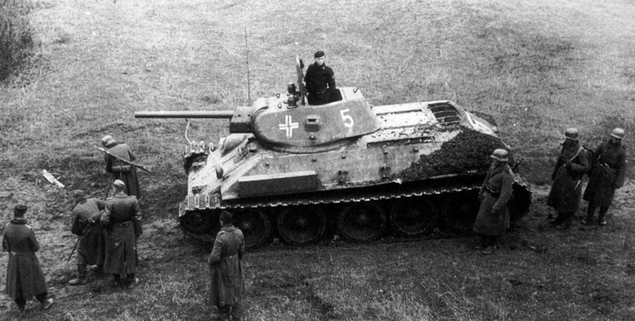 Немачки минери врше разминирање терена ипред совјетског трофејног тенка Т-34, јесен 1941.