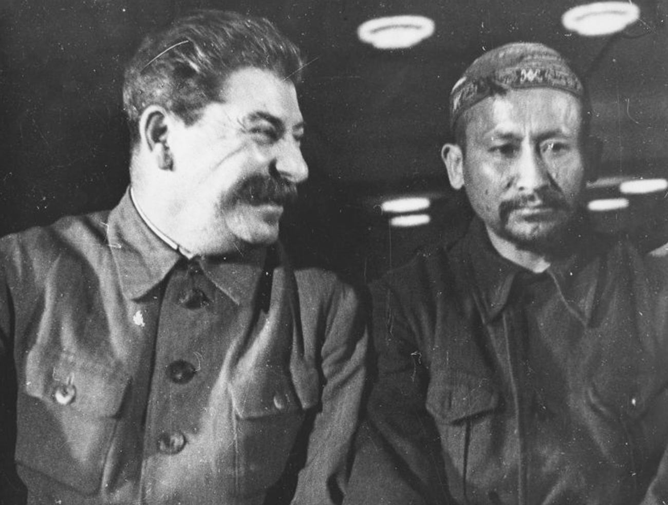 Josef Stalin (kiri).