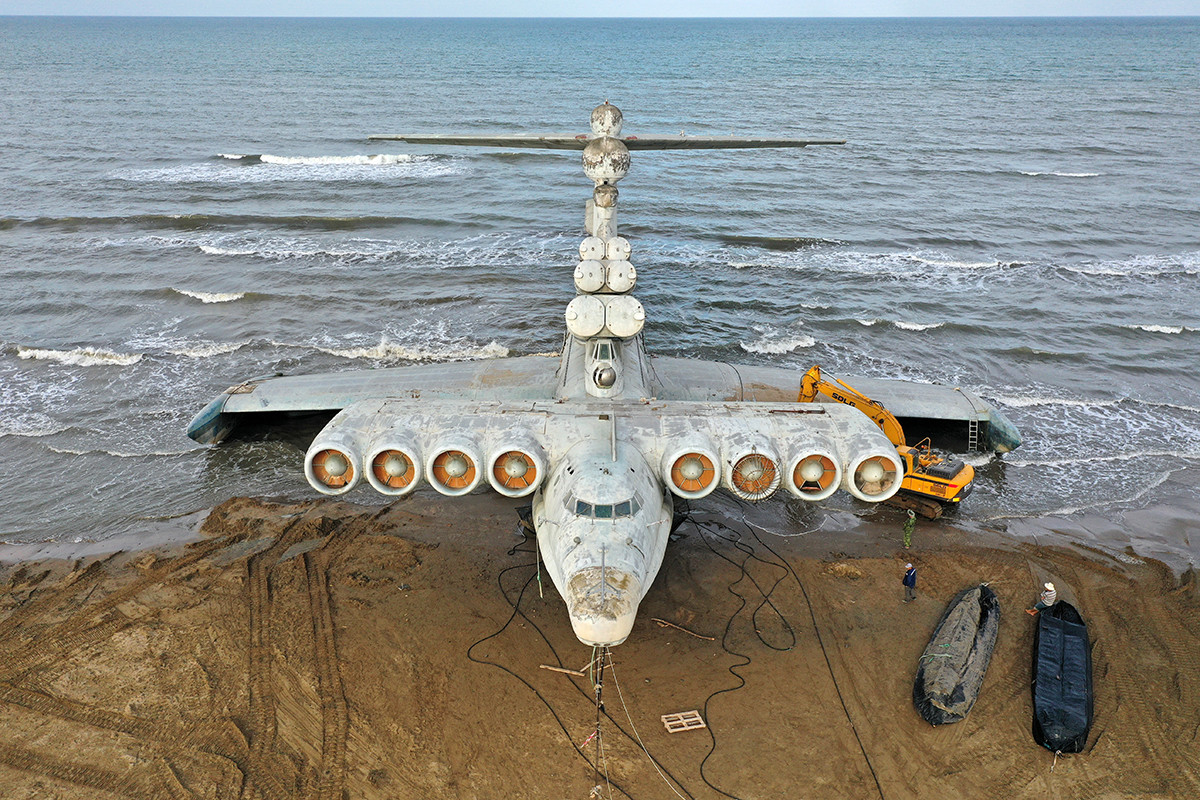 Ekranoplan Lun di pantai Laut Kaspia.