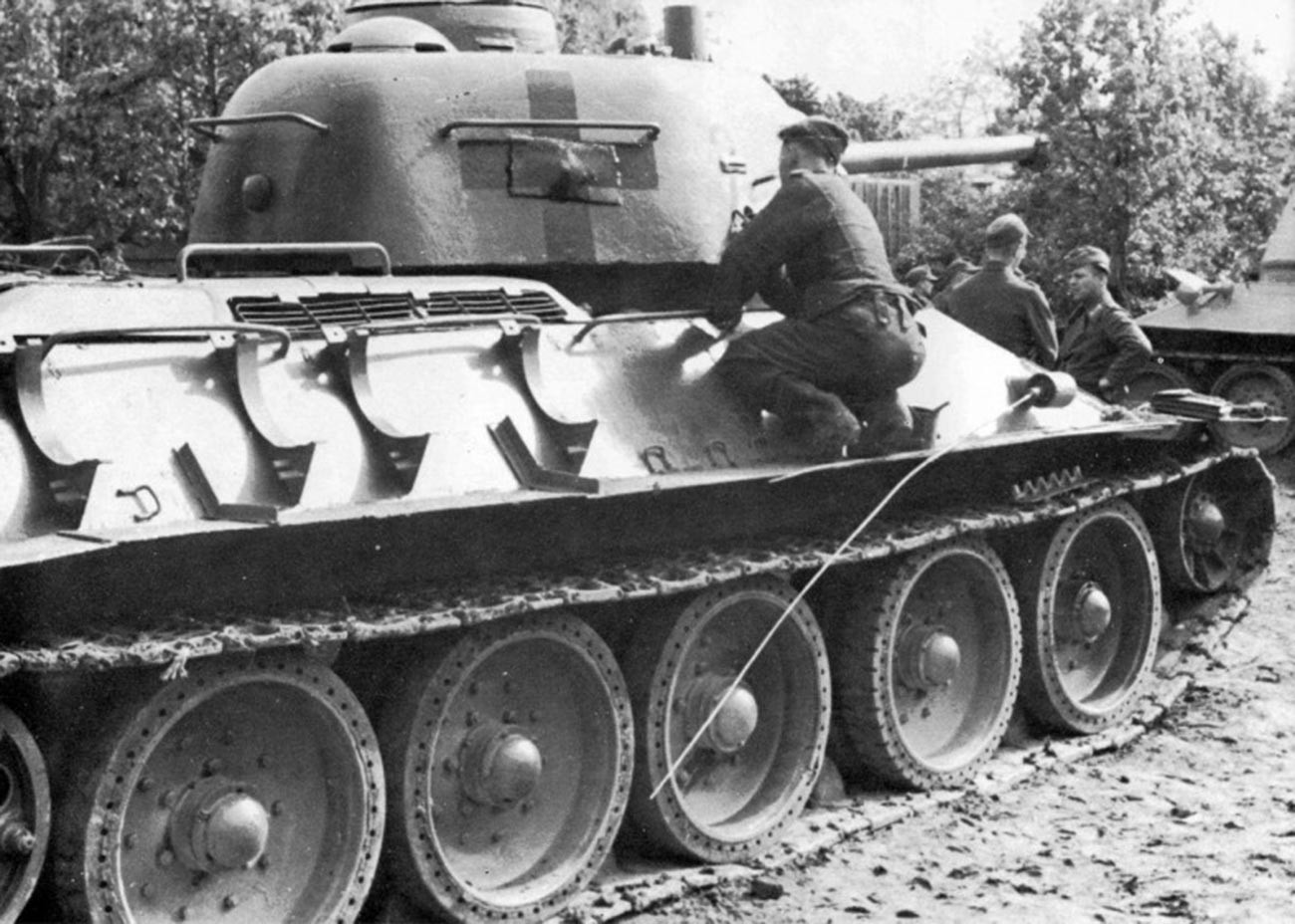 Немски танкист нанася нацистка символика на Т-34