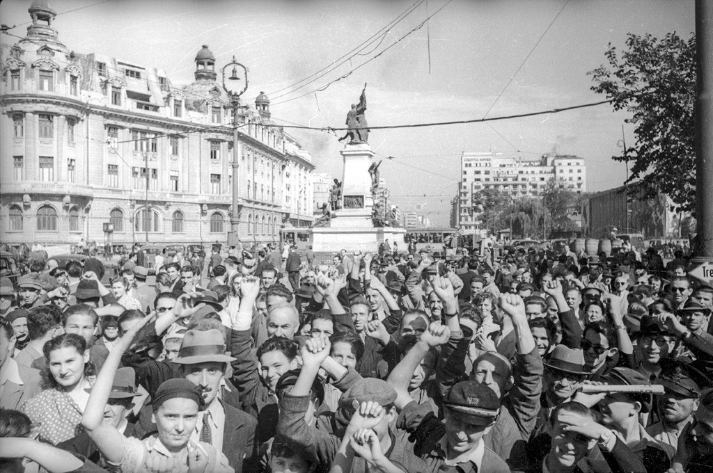ソビエト軍兵士を歓迎するブカレスト市民