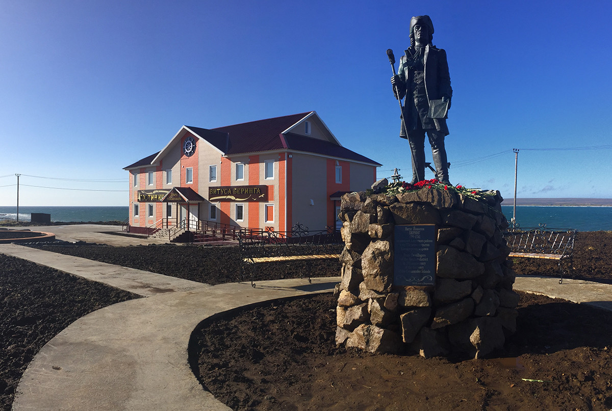 Il monumento all'esploratore Vitus Bering di fronte all'hotel di Nikolskoye