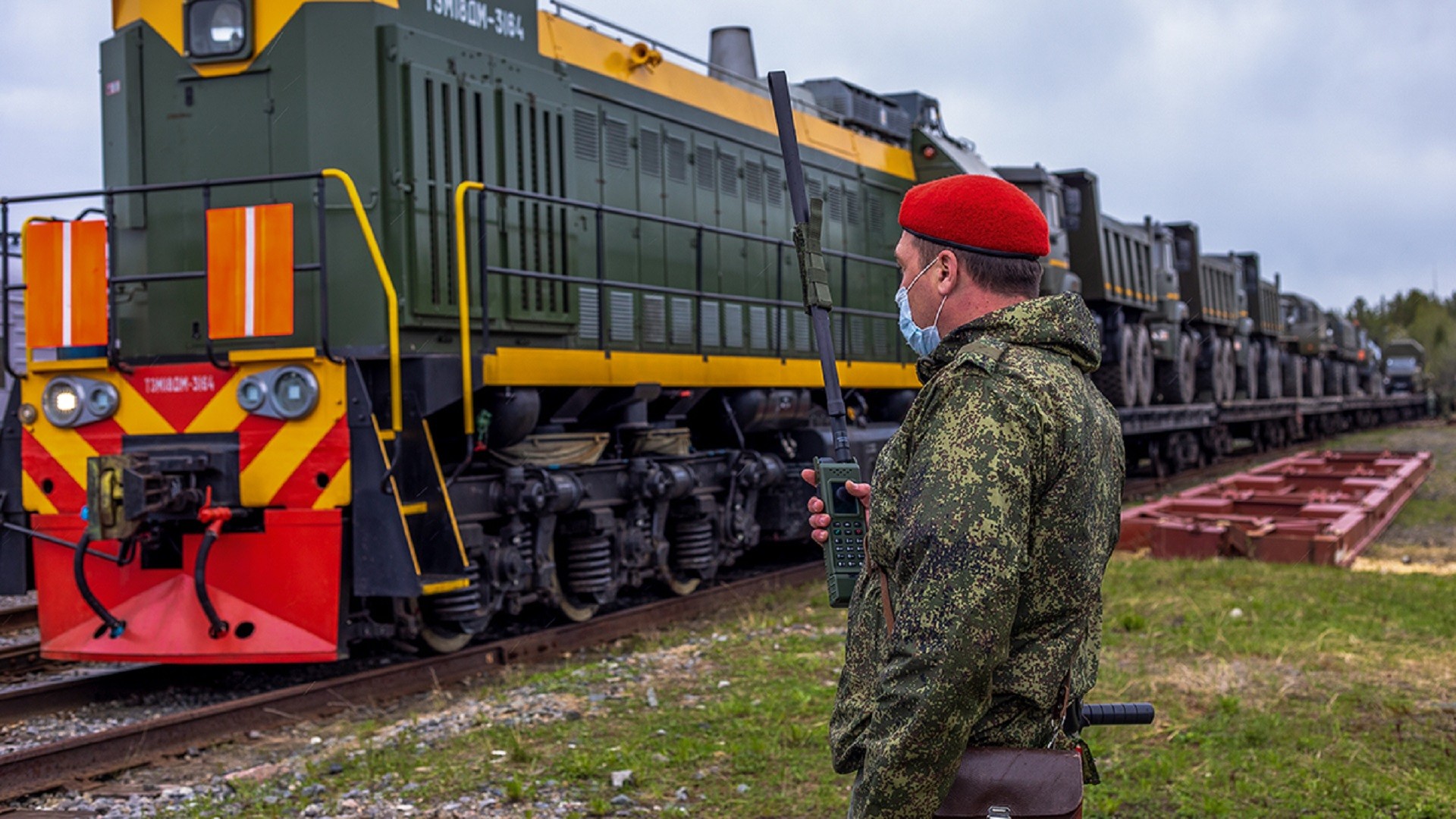 Photographie d'illustration. Expert militaire lors de la restauration d'une voie de chemin de fer dans la région de Mourmansk (Nord-Ouest de Russie), en juin 2020