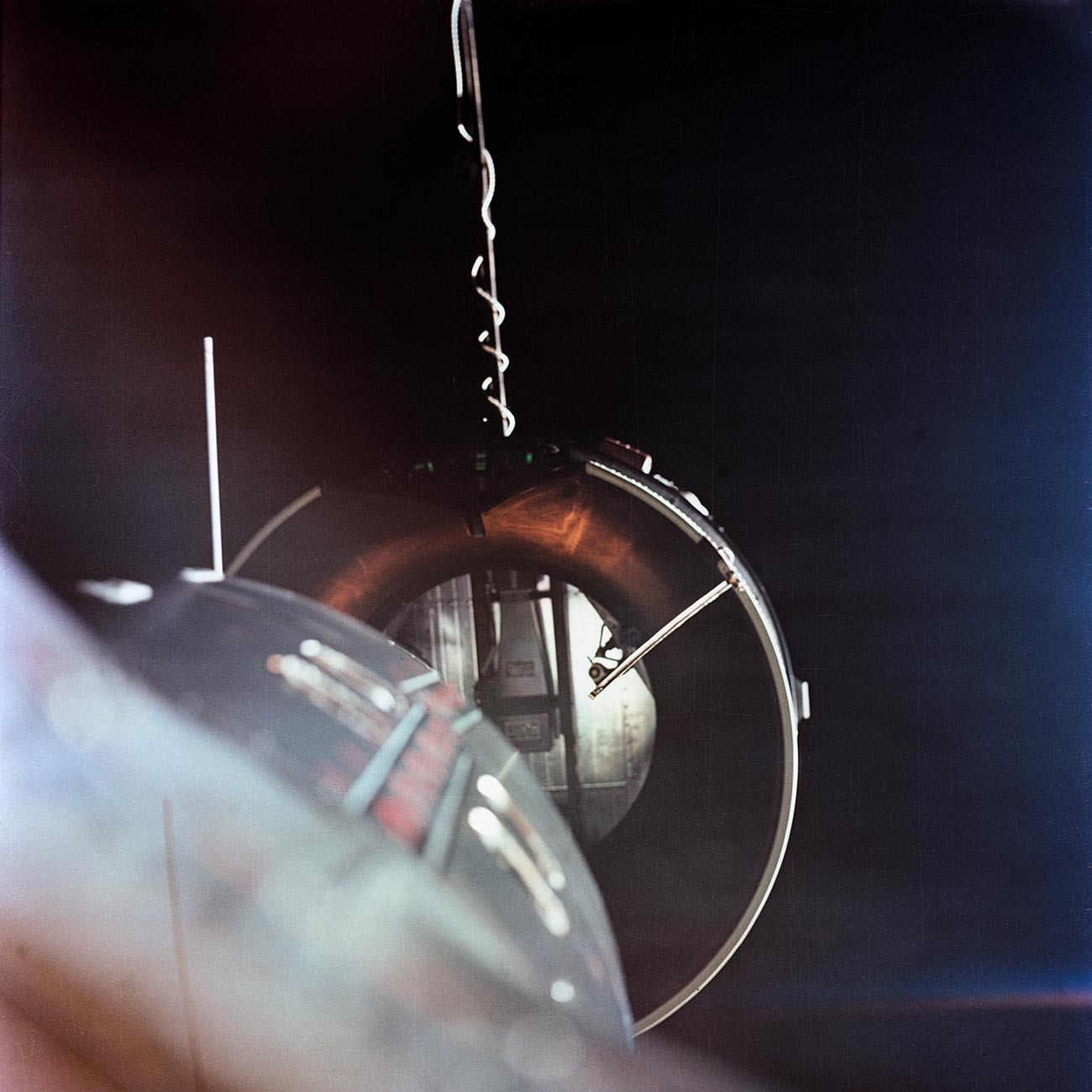 Blick auf den orbitalen Zielflugkörper Gemini Agena Target Vehicle (GATV) vom Zwillingsadapter des Gemini-Programms der Nationalen Luft- und Raumfahrtverwaltung aus, der sich etwa zwei Fuß von der Nase des Raumfahrzeugs entfernt befindet (unten links).