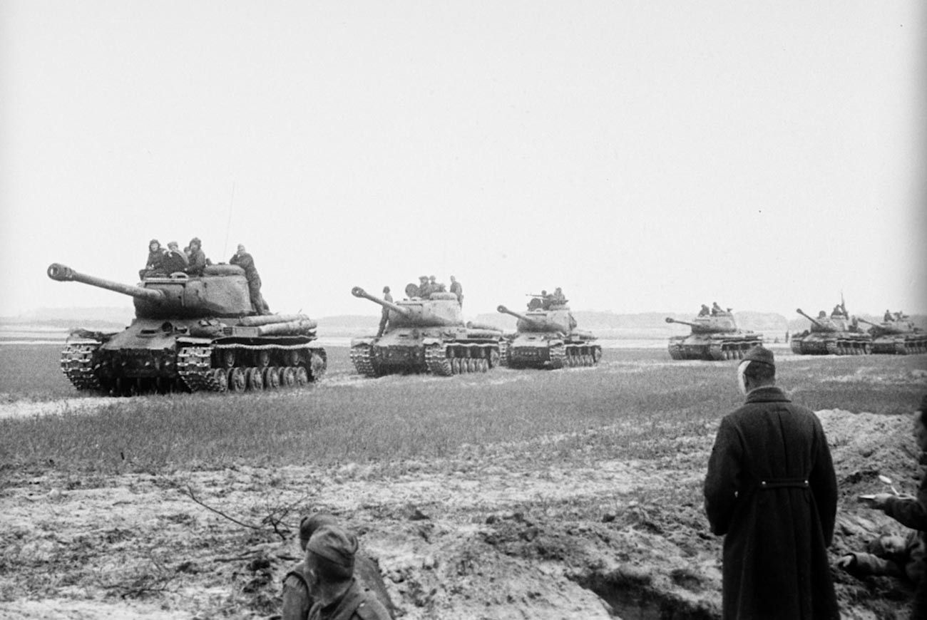 Tanques soviéticos perto de Berlim.
