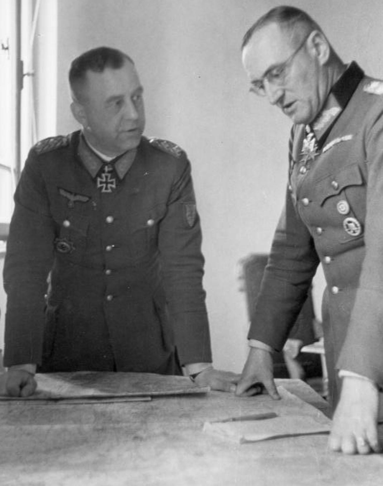 Generais Otto Weller (esq.) e Ferdinand Schörner em 1944.

