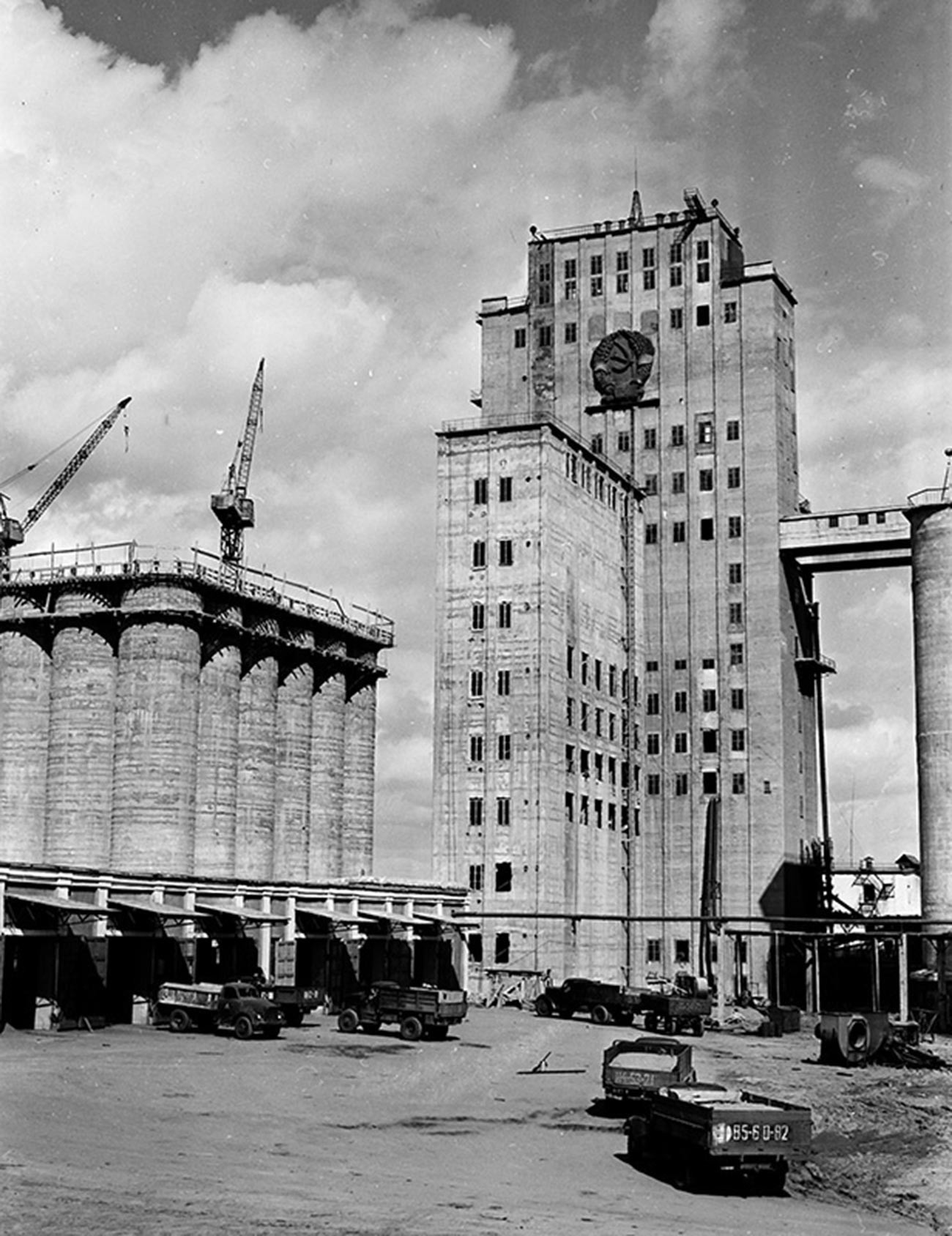 Lift biji-bijian dengan lambang Soviet di Kota Kostanay, Kazakhstan,1959.