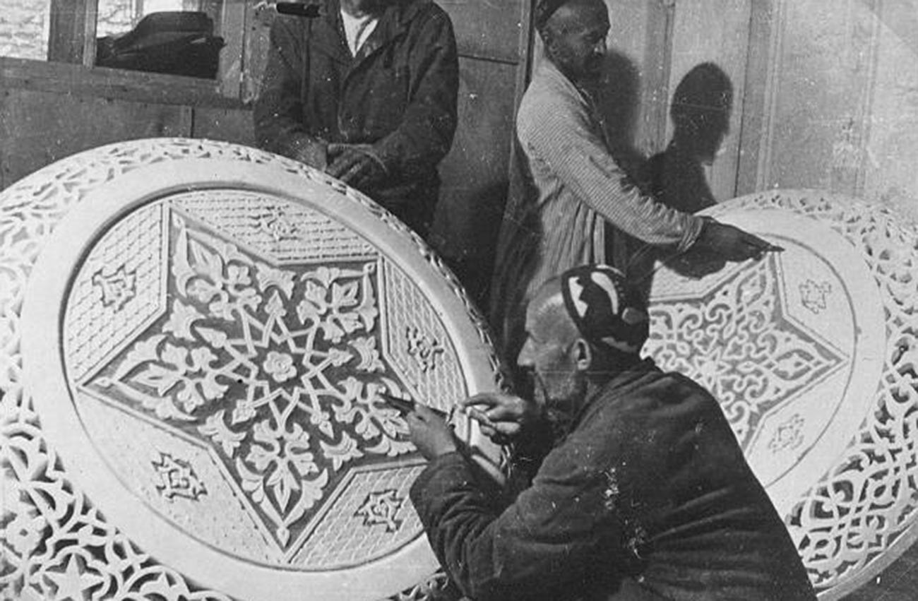 Pengrajin membuat ukiran kayu di Tajikistan, 1950-an.