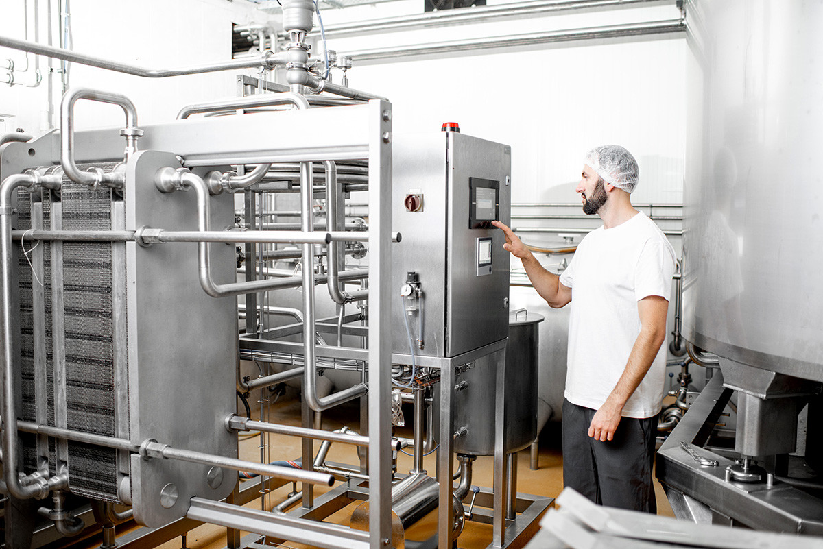 Radnik koji upravlja radom pasterizatora u procesu proizvodnje sira ili mlijeka. 
