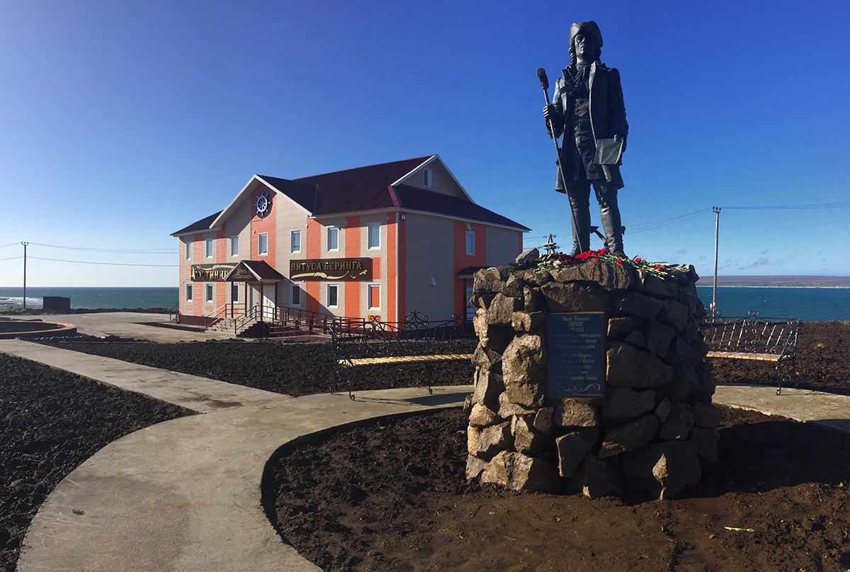 Monumen Vitus Bering dan hotel di Nikolskoye.