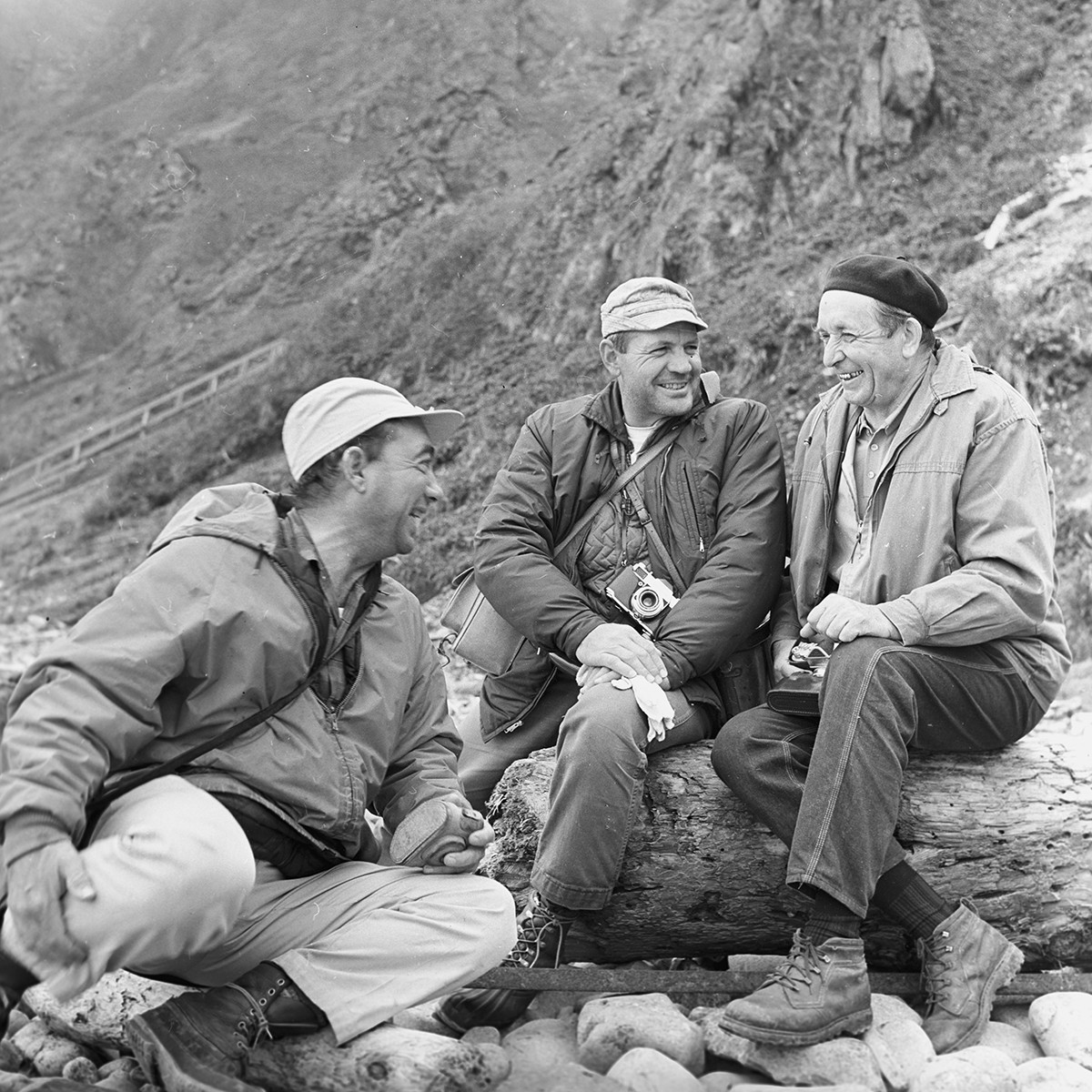Ilmuwan Amerika Clifford Fiscus dan Ancel Johnson serta Ahli Biologi Viktor Arsenyev (kanan), di Pulau Medny, 1968.