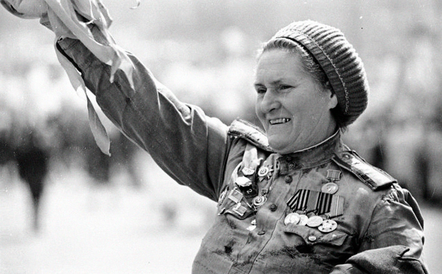 Eine Kriegsteilnehmerin winkt während der Feierlichkeiten zum Tag des Sieges.