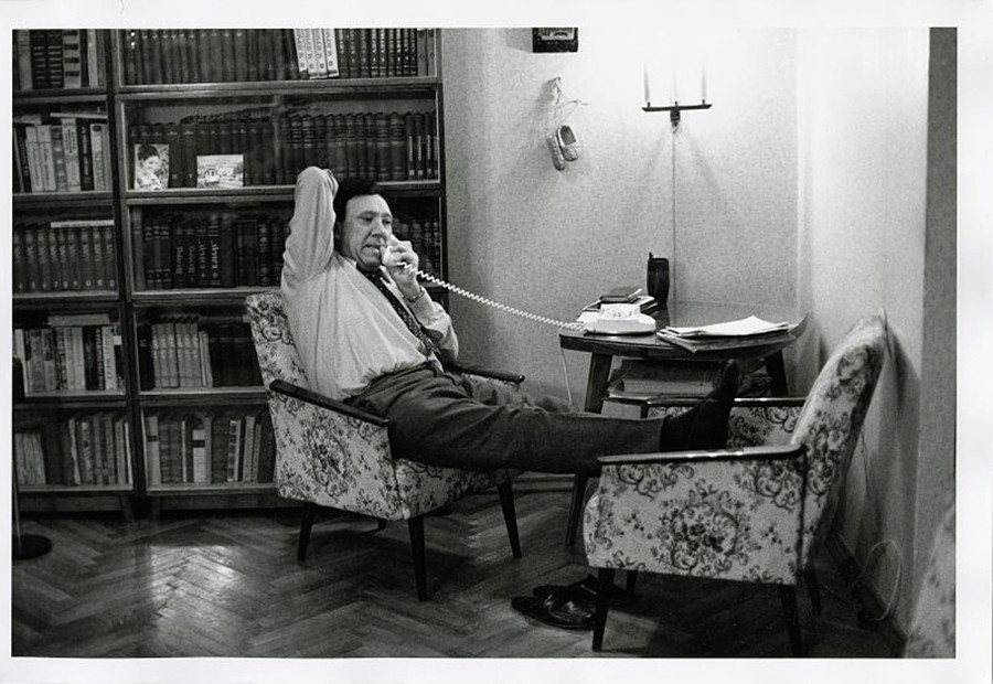 Der berühmte sowjetische Schauspieler Juri Nikulin telefoniert in seiner Wohnung.