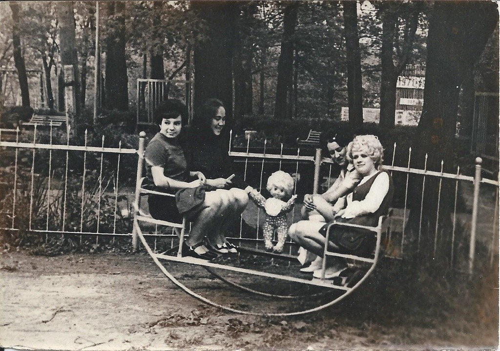 Mädchen auf einer Schaukel in einem Park.