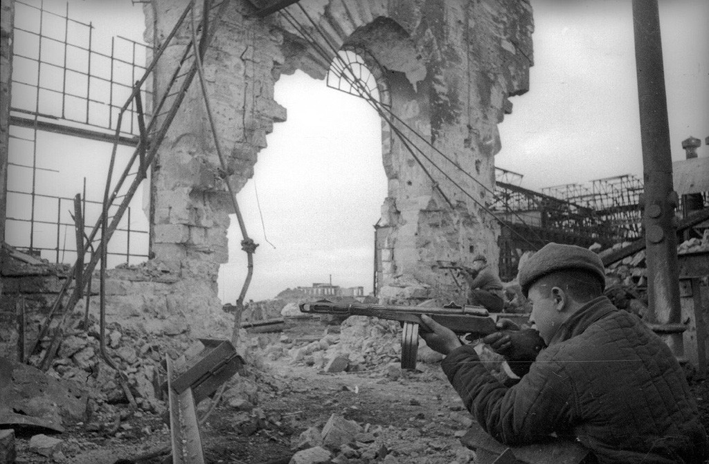 Un soldat soviétique aidant à libérer la ville de Kertch des nazis, 1944

