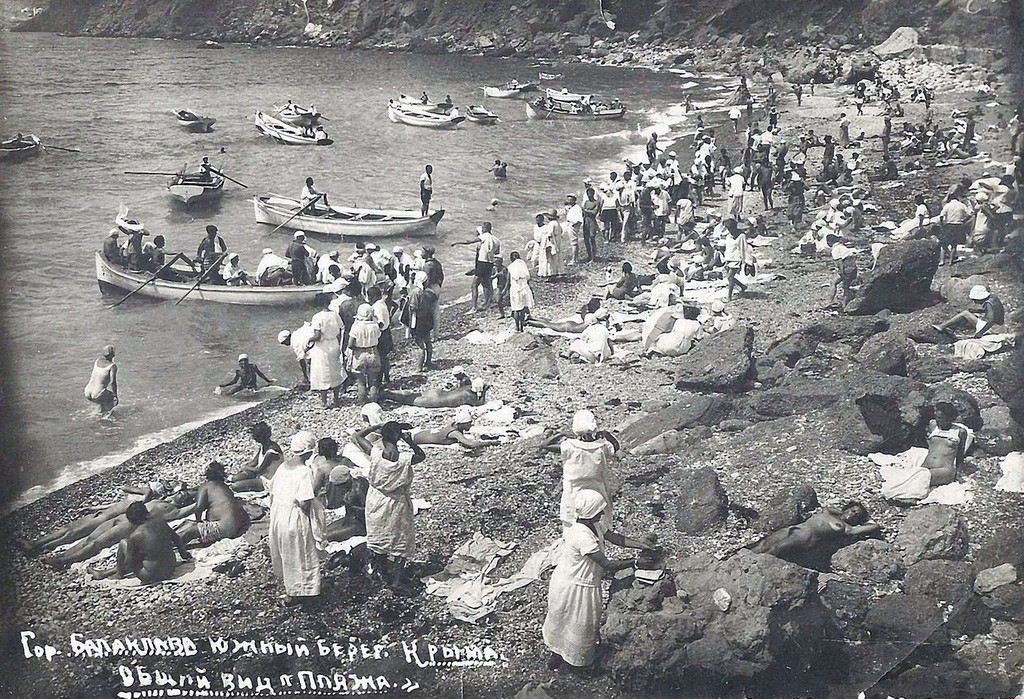 Plage bondée dans la baie de Balaklava, 1932

