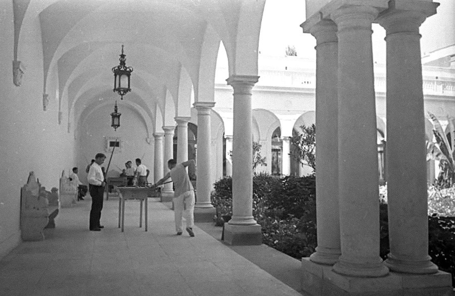 Billards dans la cour du sanatorium de Livadia, années 1930

