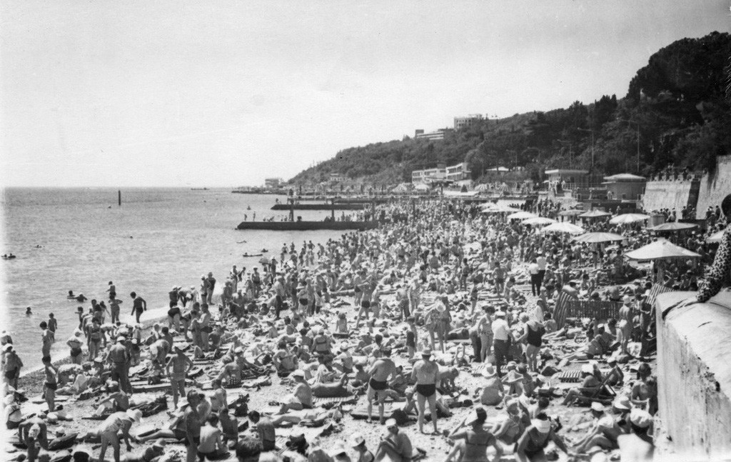 Plage bondée à Yalta, 1973

