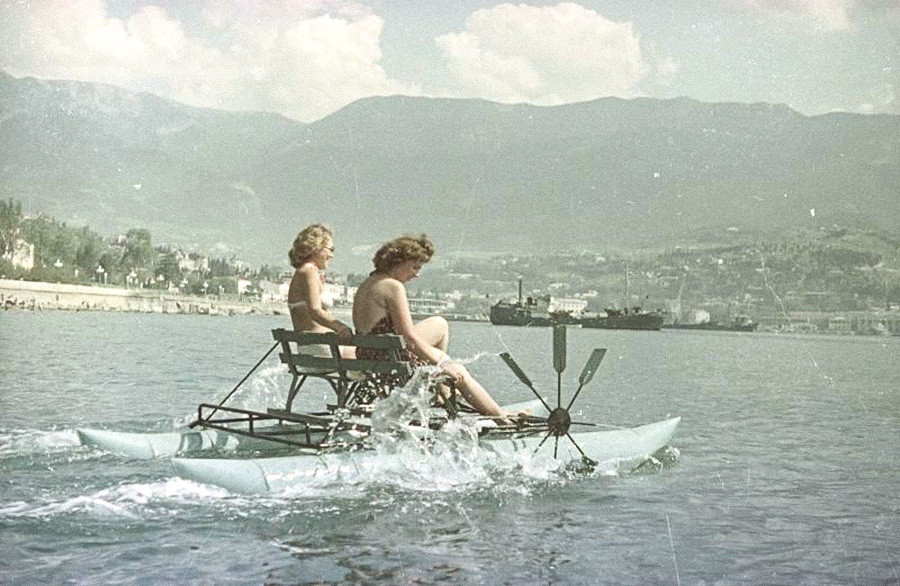 Jeunes femmes faisant du pédalo à Yalta, 1960

