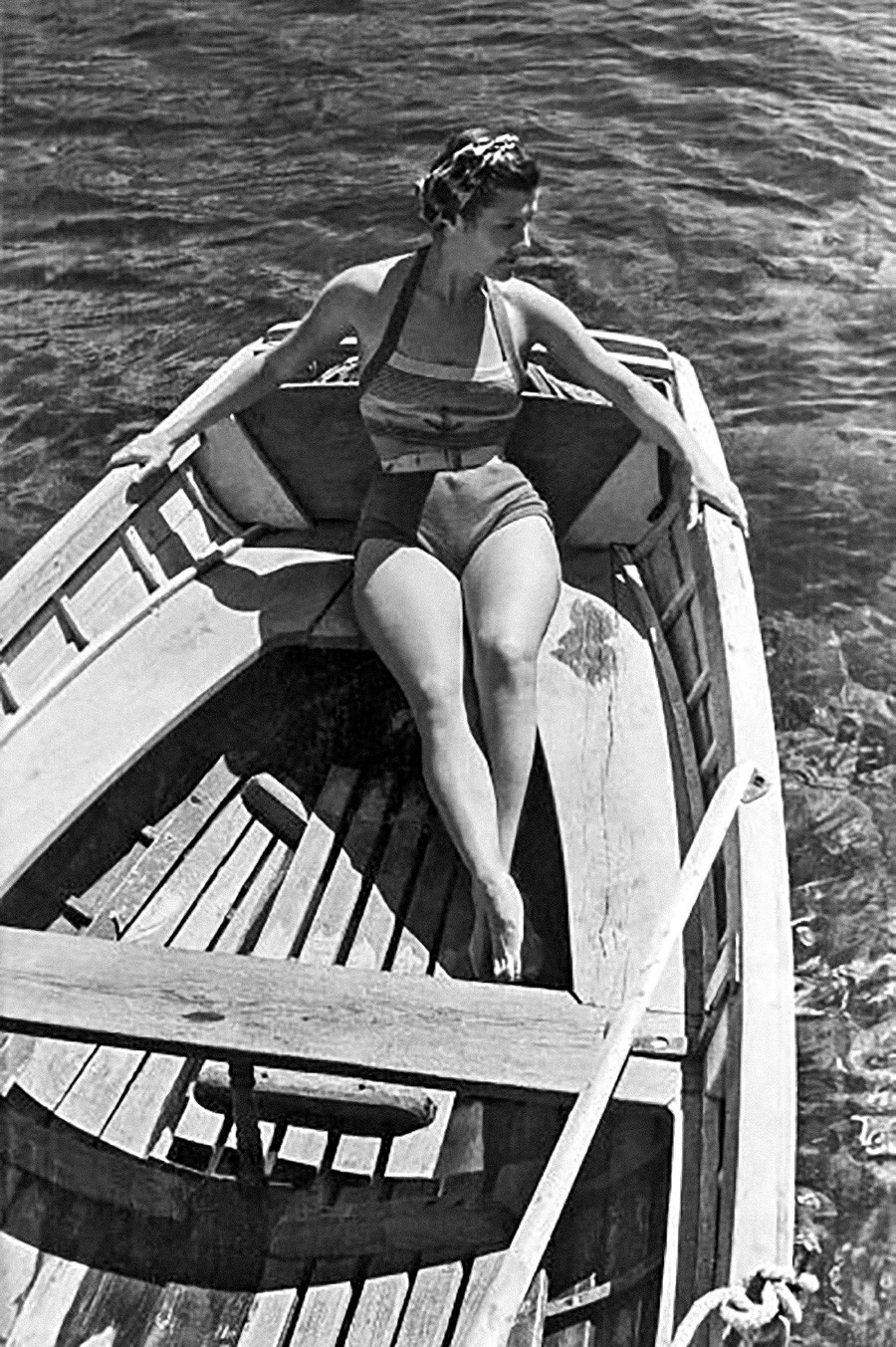 Femme posant sur un bateau, 1946

