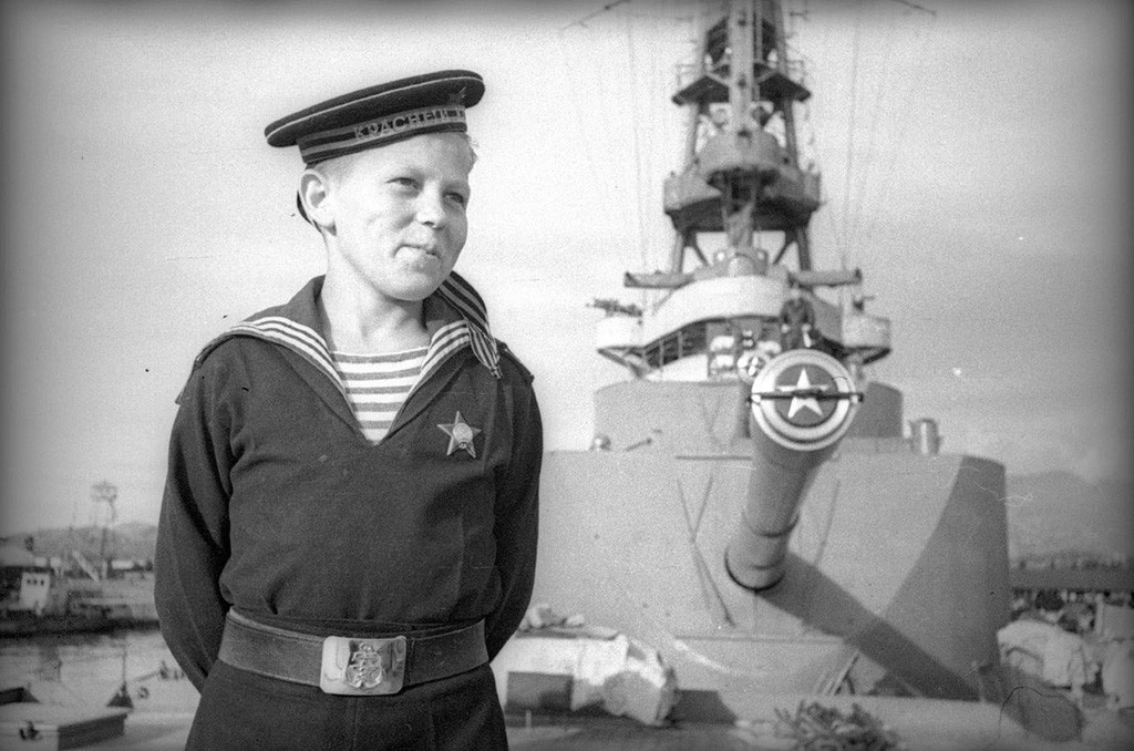 Un cadet de la Marine ayant participé, malgré son âge, à la Seconde Guerre mondiale, 1944

