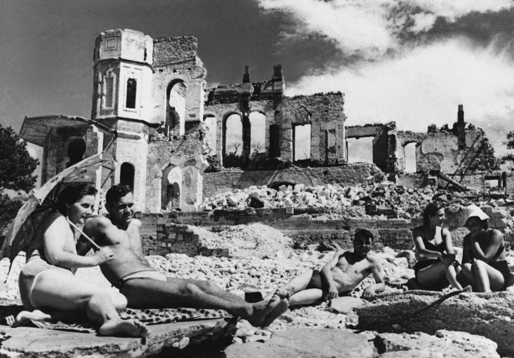Devant un bâtiment détruit de Sébastopol, 1944

