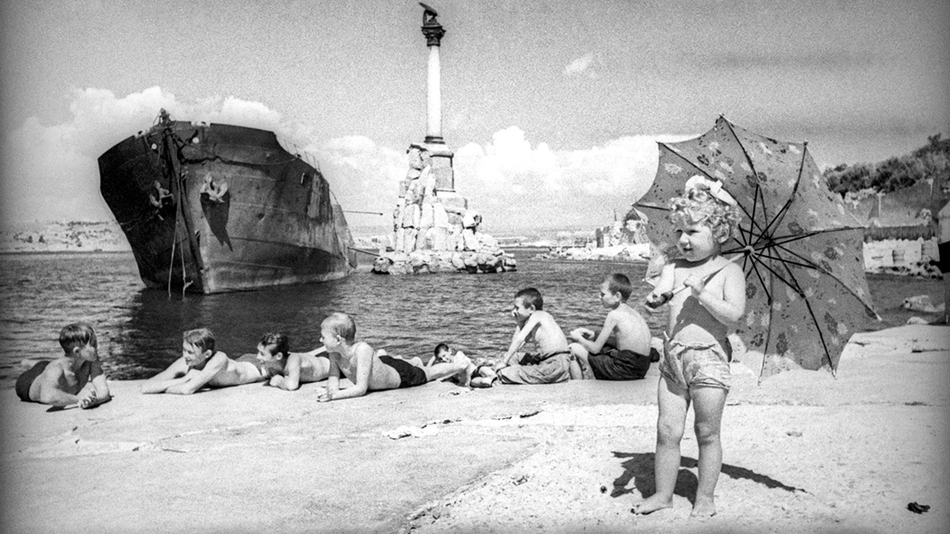 Enfants se prélassant sur une plage de Sébastopol, 1944
