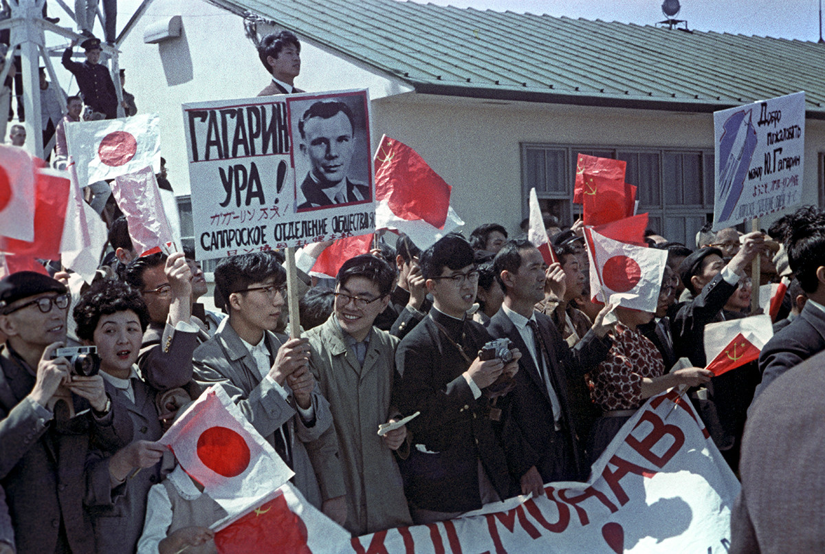 札幌市でソ連の宇宙飛行士を歓迎している市民