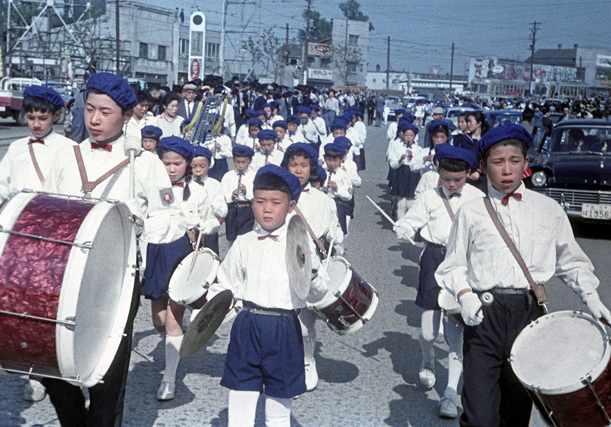 札幌市で、ソ連の宇宙飛行士を歓迎しながら、街を練り歩く若き太鼓演奏家