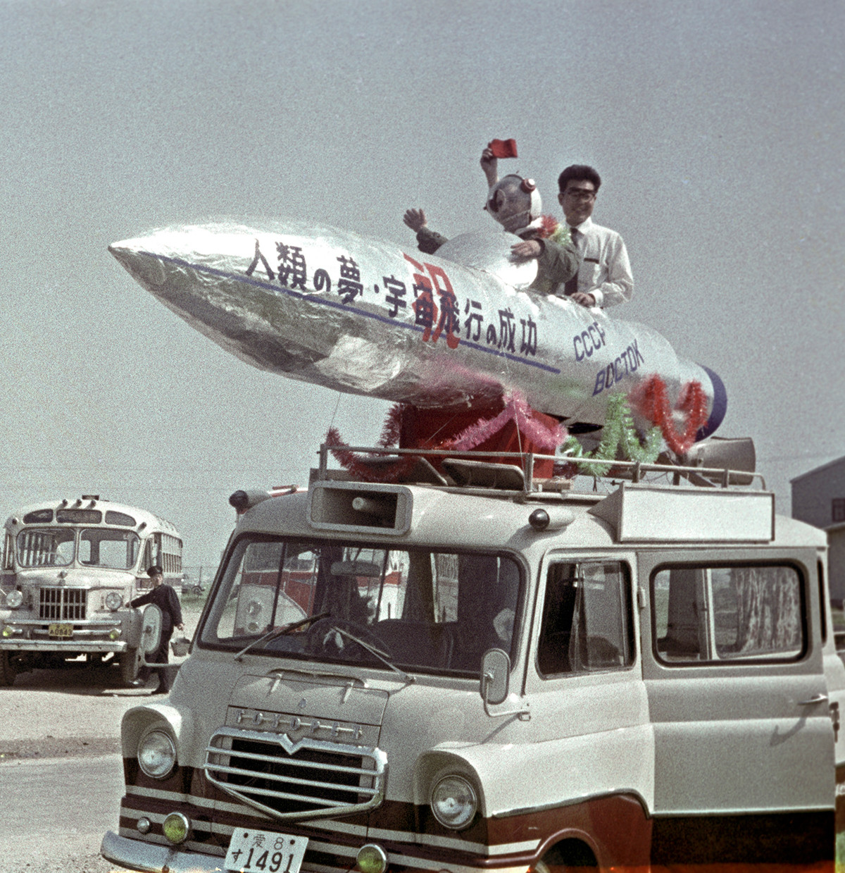 ソ連の英雄的宇宙飛行士を歓迎するために東京の住民が作った宇宙ロケットの模型