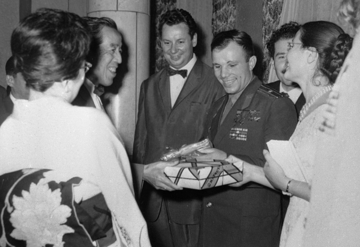 大使館で、ユーリー・ガガーリンと妻のワレンチナさん（左）を暖かく歓迎し、贈り物を手渡す日本の友人たち。真ん中はニコライ・フェドレンコ駐日ソ連大使