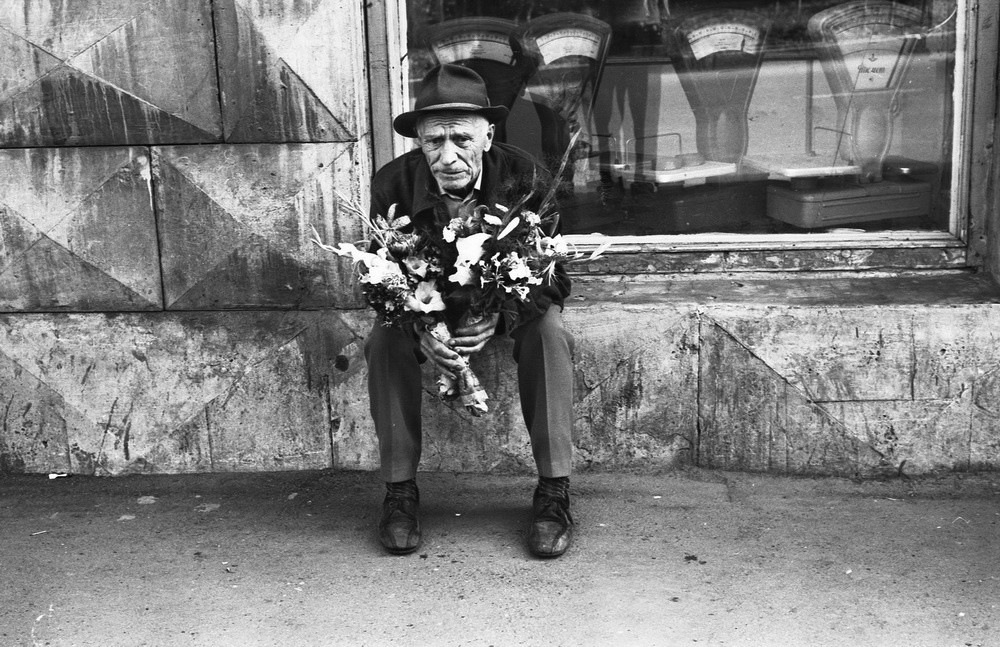 Un vieil homme vendant des fleurs
