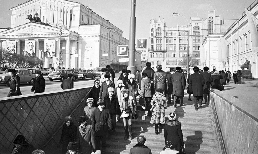 Journée ensoleillée à Moscou, le théâtre du Bolchoï en arrière-plan
