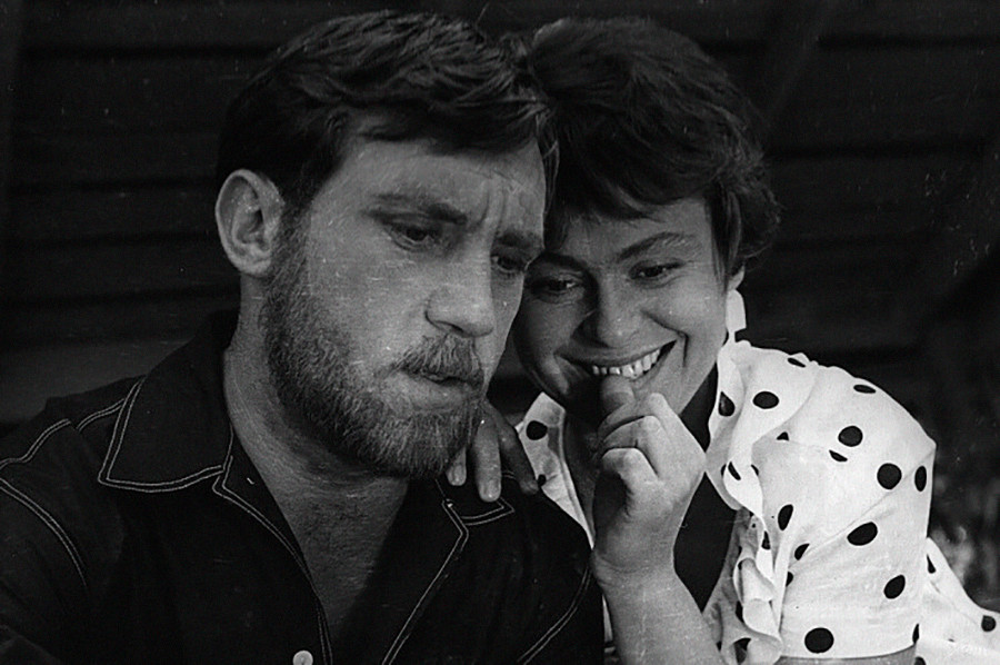 Una scena tratta dal film “Brevi incontri”, con Vladimir Vysotskij come protagonista, e Kira Muratova
