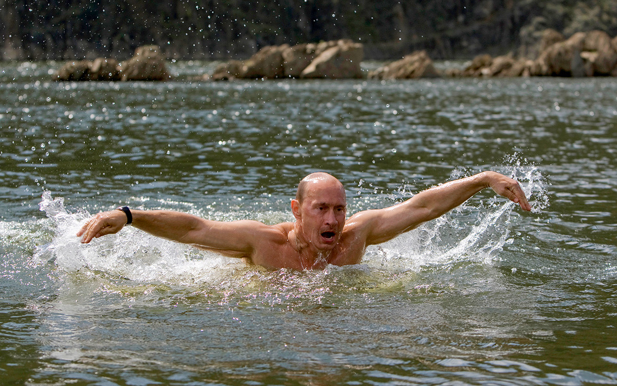 A nuoto in un lago nella Regione di Tuva, Siberia meridionale, 3 agosto 2009
