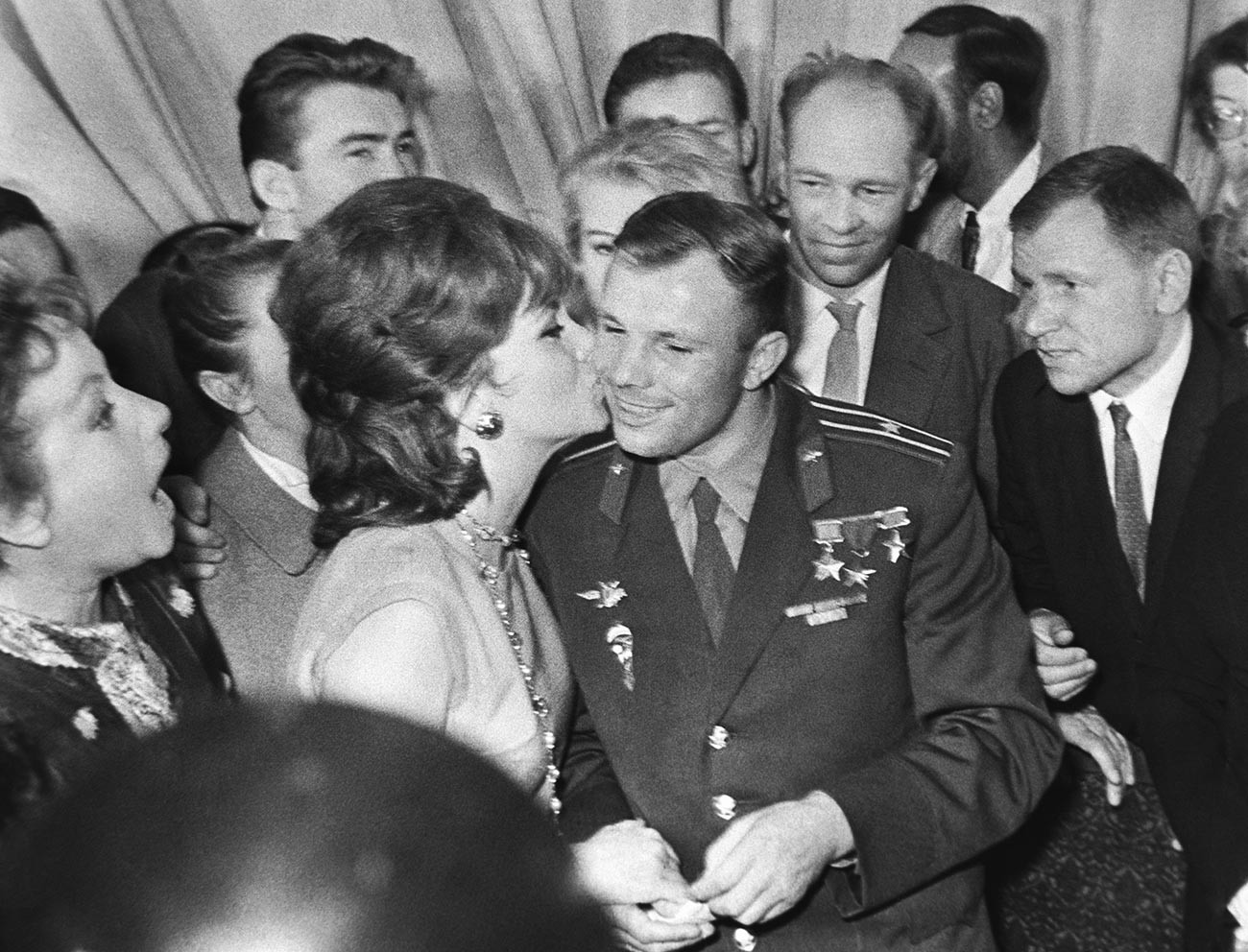 L’actrice italienne Gina Lollobrigida, venue au festival du cinéma de Moscou, drague ouvertement Gagarine, dont le sourire faisait tomber toutes les femmes soviétiques