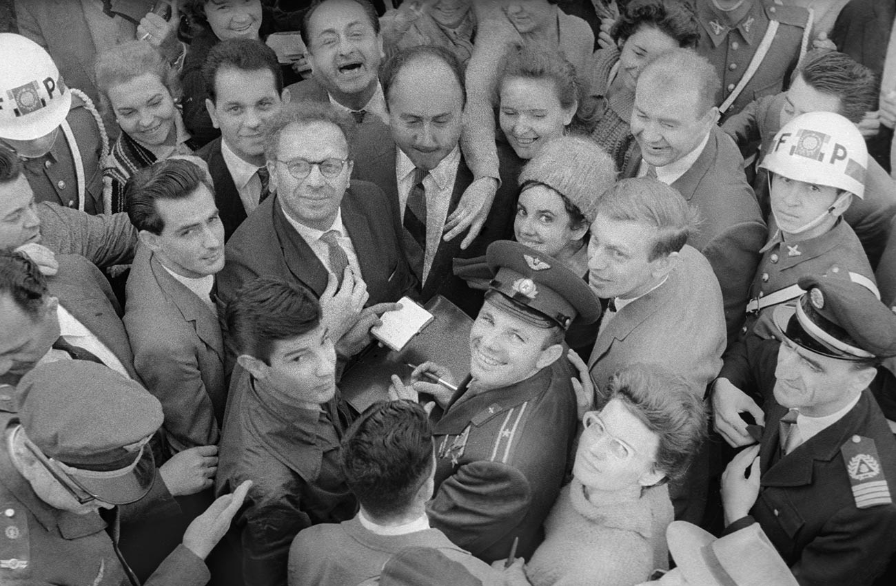 Gagarine signe des autographes au Brésil